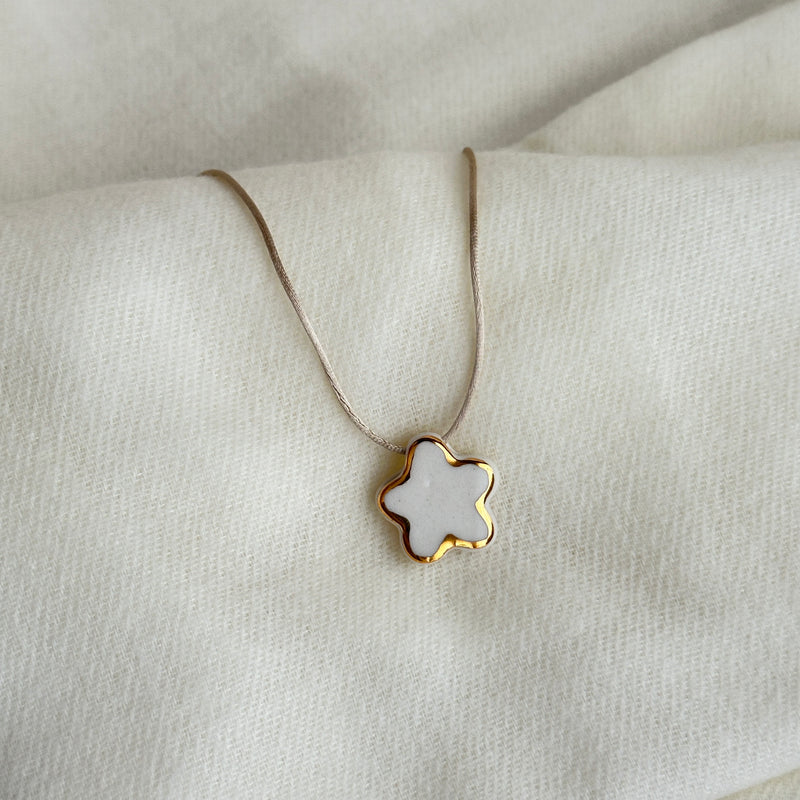 Colar Difusor Infantil de Óleo Essencial no Formato Florzinha