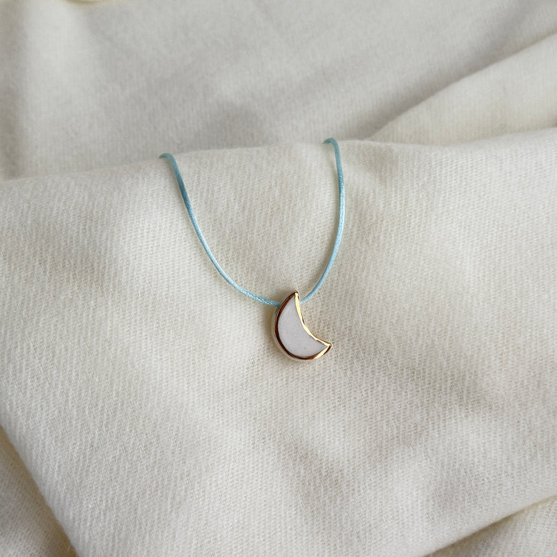 Colar Difusor Infantil de Óleo Essencial no Formato Lua