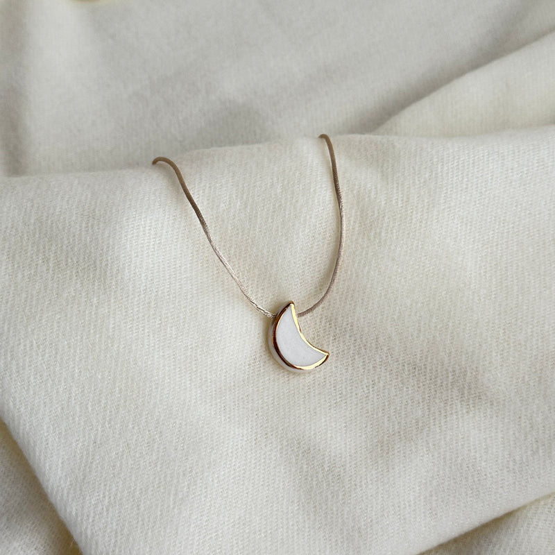 Colar Difusor Infantil de Óleo Essencial no Formato Lua